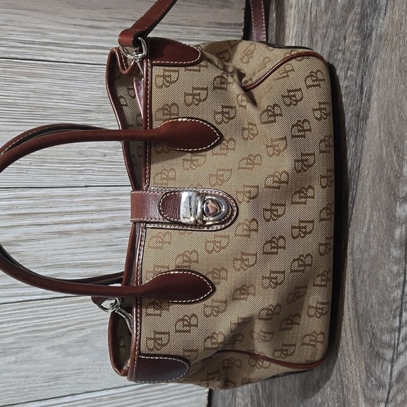 EUC Dooney & Bourke Signature handbag/ crossbody monogramed brown/Tan - Picture 3 of 14